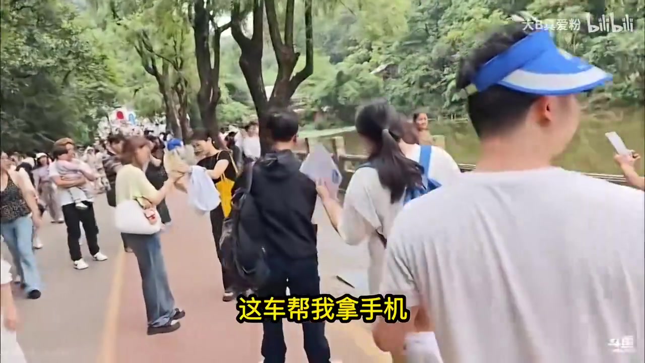 六神猴子！猴王Doinb模仿猴子被抓破胳膊后直道歉